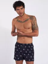 Bóxer de algodón blanco con estampado de flores pequeñas color celeste, con cintura elástica y logo de la marca en el centro.