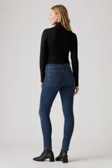 Pantalón de jean azul oscuro, corte skinny, tiro medio, con tecnología Tummy-Slimming y Levi's® Sculpt Hyper Soft.