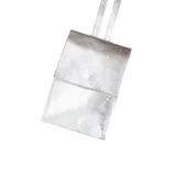 Bandolera plateada tipo porta celular, realizada en cuero sintético metalizado, con correa regulable y bolsillo interno.