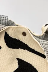 Bolso tipo tote bag con estampado de cebra en tonos beige y negro, con asas de hombro.