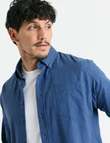 Camisa de franela lisa con cuello button-down, manga larga, bolsillo frontal y botones al tono.