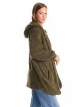 Cardigan de textura tipo corderito, color blanco, con diseño abierto sin botones, capucha amplia y mangas largas con puños de rib elástico. Cuenta con bolsillos delanteros de corte diagonal.