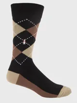 Calcetín de largo medio con diseño de rombos en tonos negro, marrón y beige. Presenta un pequeño bordado de perro en uno de los rombos.