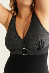 Malla entera color marrón con escote en V, aplique de cinturón con hebilla redonda y breteles anchos.