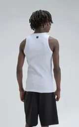 Musculosa básica blanca de tela morley con moldería slim-fit.