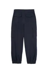 Pantalón cargo tipo jogger color negro, con bolsillos laterales con solapa, cintura con cierre y botón, y puños elásticos en los tobillos.