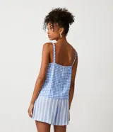 Musculosa con estampado de cuadros azules y blancos, escote en V y tirantes finos.