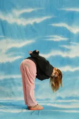 Pantalón celeste de corderoy con corte recto, bolsillos laterales y traseros, cierre frontal YKK con botón y bordado rosa con la palabra "Tranca" en el bolsillo trasero.