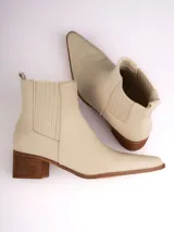 Botines negros de cuero sintético con puntera fina y diseño bordado estilo western. Presentan elásticos laterales y tirador trasero.