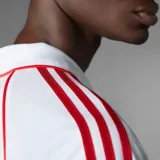 Camiseta de fútbol Adidas de manga larga de River Plate, modelo retro inspirado en 1994. Diseño en color blanco con la tradicional banda roja diagonal, cuello polo, y detalles en rojo en los hombros y las icónicas tres tiras en las mangas.