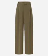 Pantalón pantalona color verde oliva, de tiro alto, confeccionado en crepé de viscosa, con pliegues delanteros y cierre lateral.