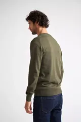 Sweater de tejido de punto en color verde oliva, con escote en V, manga larga y logo bordado en el pecho. Presenta un ajuste regular.
