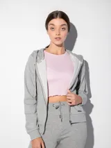 Canguro azul marino con capucha, cierre frontal y bolsillos tipo canguro.