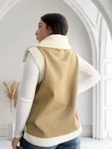 Chaleco color beige con interior de corderito blanco, cierre frontal con cremallera y bolsillos laterales.