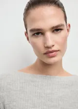 Sweater de punto de canalé con cuello redondo y manga larga, de diseño entallado.