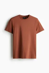 Remera de algodón liviano color marrón, con cuello redondo y mangas cortas de corte estándar.
