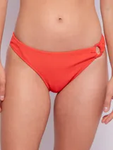 Bikini inferior color rojo con textura y aro en el lateral.