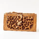 Billetera de cuero color camel con bolsillo frontal con solapa y cierre con botón a presión. Solapa y bolsillo con estampado animal print. Tiene dos bolsillos con cierre en la parte superior y dos bolsillos para tarjetas en el interior.
