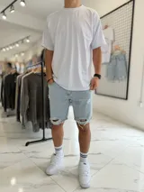 Bermuda de jean celeste claro con roturas y diseño slouchy.