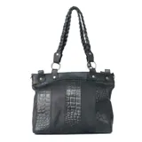 Cartera de hombro color negro, confeccionada en una combinación de cuero liso y cuero con textura tipo croco. Presenta un diseño de paneles verticales alternados y manijas trenzadas sujetas por argollas metálicas.