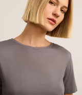 Blusa básica de viscosa y elastano de la marca Cortelle, color mostaza, con escote redondo y mangas cortas.