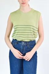 Musculosa de tejido de punto con cuello redondo, diseño sin mangas y estampado de rayas horizontales en la parte inferior.