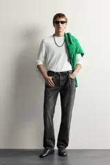 Camiseta relaxed fit de manga larga y cuello redondo de la colección Aaron Levine x Zara.