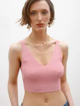 Top corto de punto color rosa, con breteles finos y escote en V.