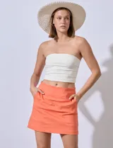 Minifalda color beige de gabardina elastizada, marca Zac & Rachel. Tiene pretina ancha elastizada, bolsillos delanteros y short interno.