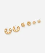 Set de tres pares de aros dorados: un par de aros tipo argolla trenzada, un par de aros con forma de flor de esferas y un par de aros tipo botón de esfera lisa.