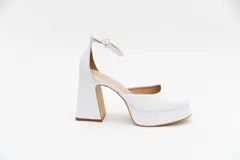 Zapatos de tacón con plataforma, color rojo, con correa al tobillo y hebilla redonda.