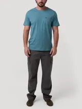 Pantalón cargo color gris oscuro, con corte recto, bolsillos laterales y bolsillos cargo con solapa. Confeccionado en una mezcla de algodón y spandex con tecnología Natural Flex.