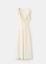 Vestido midi recto color beige sin mangas, con cuello en V con solapa de volantes bordados y cordones entrecruzados en el escote.