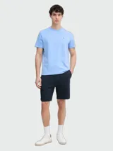 Pantalón corto azul marino tipo bermuda, de corte clásico y diseño liso.