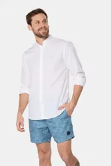 Short de baño celeste con estampado de hojas, cintura elástica con cordón ajustable, dos bolsillos laterales y suspensor de malla fina.