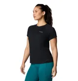Remera deportiva de manga corta Columbia, color negro, con cuello redondo y diseño ergonómico. Cuenta con tecnología de enfriamiento activado por transpiración y tejido absorbente de humedad.