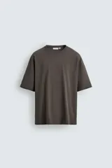 Camiseta de corte boxy fit en tejido compacto de algodón color gris oscuro con efecto lavado, cuello redondo y manga corta.