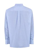 Camisa de manga larga RKF, de corte regular con cuello americano abotonado y diseño a cuadros en tonos celestes y blancos. Incluye bolsillo frontal con logo bordado.