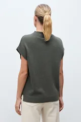 Chaleco de punto con mezcla de cashmere, color gris melange, con cuello alto y mangas cortas estilo sisa.