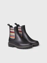 Botas de agua de caña baja color bordó, con elásticos laterales a rayas en tonos burdeos, beige y marrón. Cuenta con suela dentada negra, costuras blancas decorativas en el borde y presilla trasera para facilitar el calce.