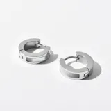 Par de aros tipo argolla de acero plateado con detalle de nácar.