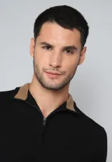 Sweater color ladrillo de tejido de punto, con cuello alto y cierre metálico a la mitad del pecho.