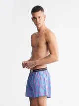 Boxer de algodón tejido con estampado gráfico de monograma en tonos vibrantes de azul y rosado. Presenta cintura elástica negra con logo Calvin Klein repetido y bragueta funcional.