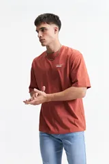 Remera negra de manga corta con corte oversize y cuello redondo. Estampa frontal con la frase "creative spark mistral" en color gris.