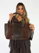 Cartera tipo tote de cuero marrón, con diseño combinado de gamuza y paneles con textura símil cocodrilo, asas de mano y diseño estructurado.