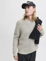 Sweater de punto con cuello redondo y manga larga, de calce holgado. Presenta textura acanalada y puños elásticos, confeccionado en un tejido melange de tono claro.
