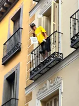 Remera rosa de corte holgado con estampado frontal que incluye el texto "Ittai Stars Ibiza".