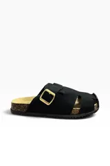 Zuecos tipo romano modelo Bettina BT403, color negro, con diseño cerrado en la parte frontal y aberturas laterales. Cuenta con una tira ancha de ajuste con hebilla metálica dorada y suela estilo corcho.