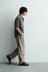 Pantalón balloon fit de algodón con efecto lavado, corte holgado y diseño tipo cargo. Cuenta con bolsillos delanteros, bolsillos traseros de parche y trabillas para cinturón.
