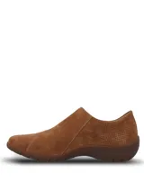 Zapato casual Hush Puppies modelo Albi, color marrón, confeccionado en cuero con textura perforada. Presenta un diseño de empeine cerrado con ajuste de velcro lateral y suela de goma al tono.